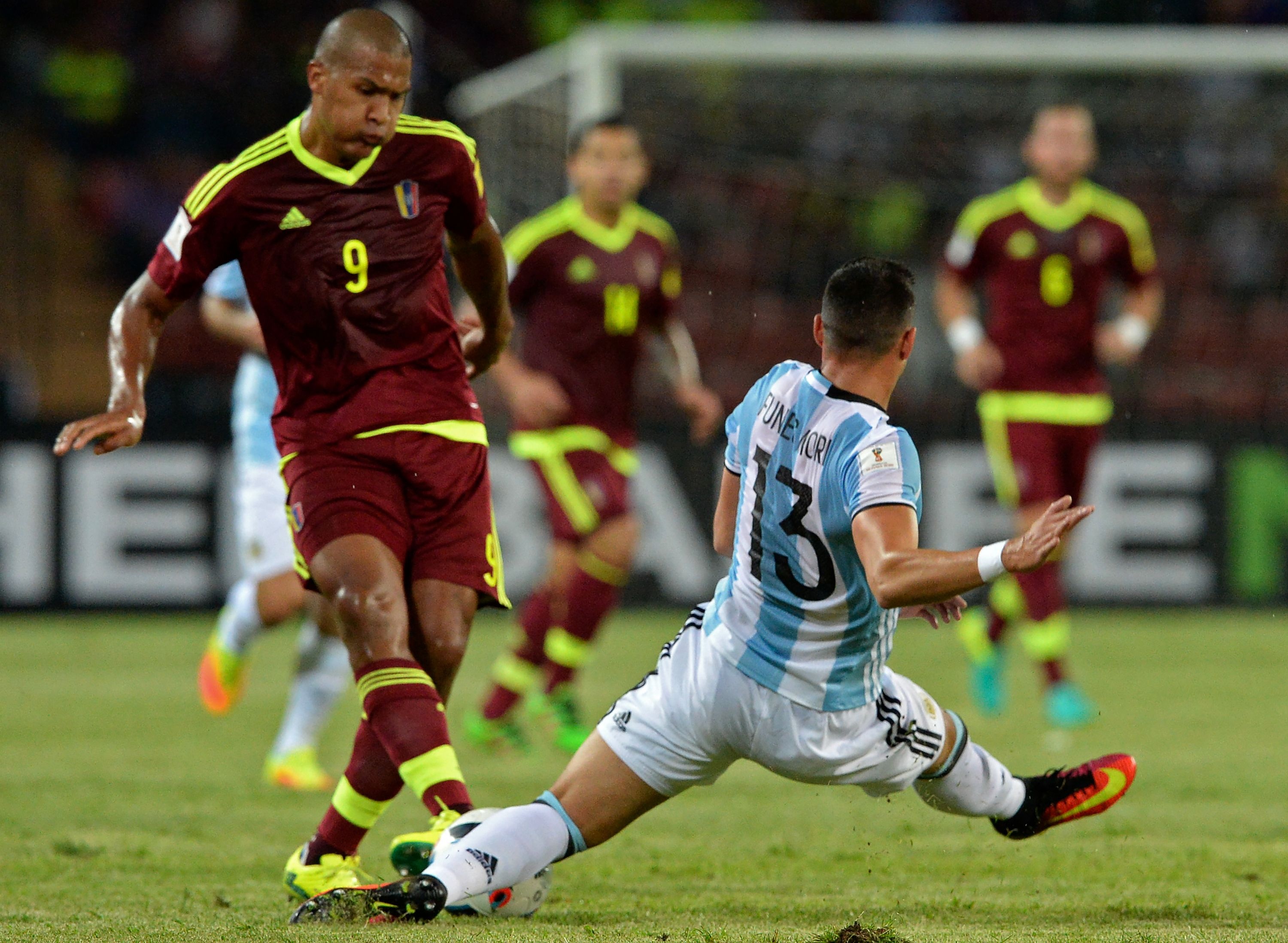 Argentina may mắn hòa đội cuối bảng ảnh 8 Argentina may man hoa doi cuoi bang anh 8