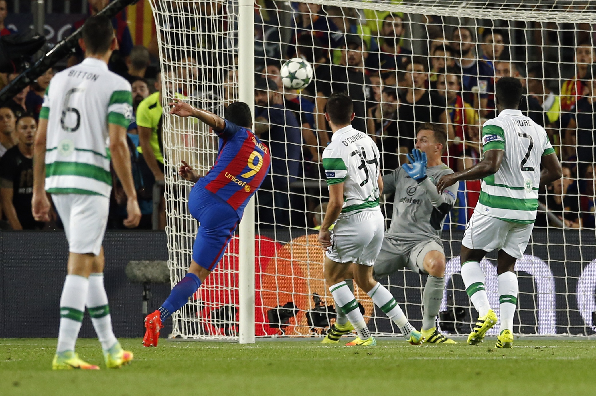 Messi lap hat-trick anh 9