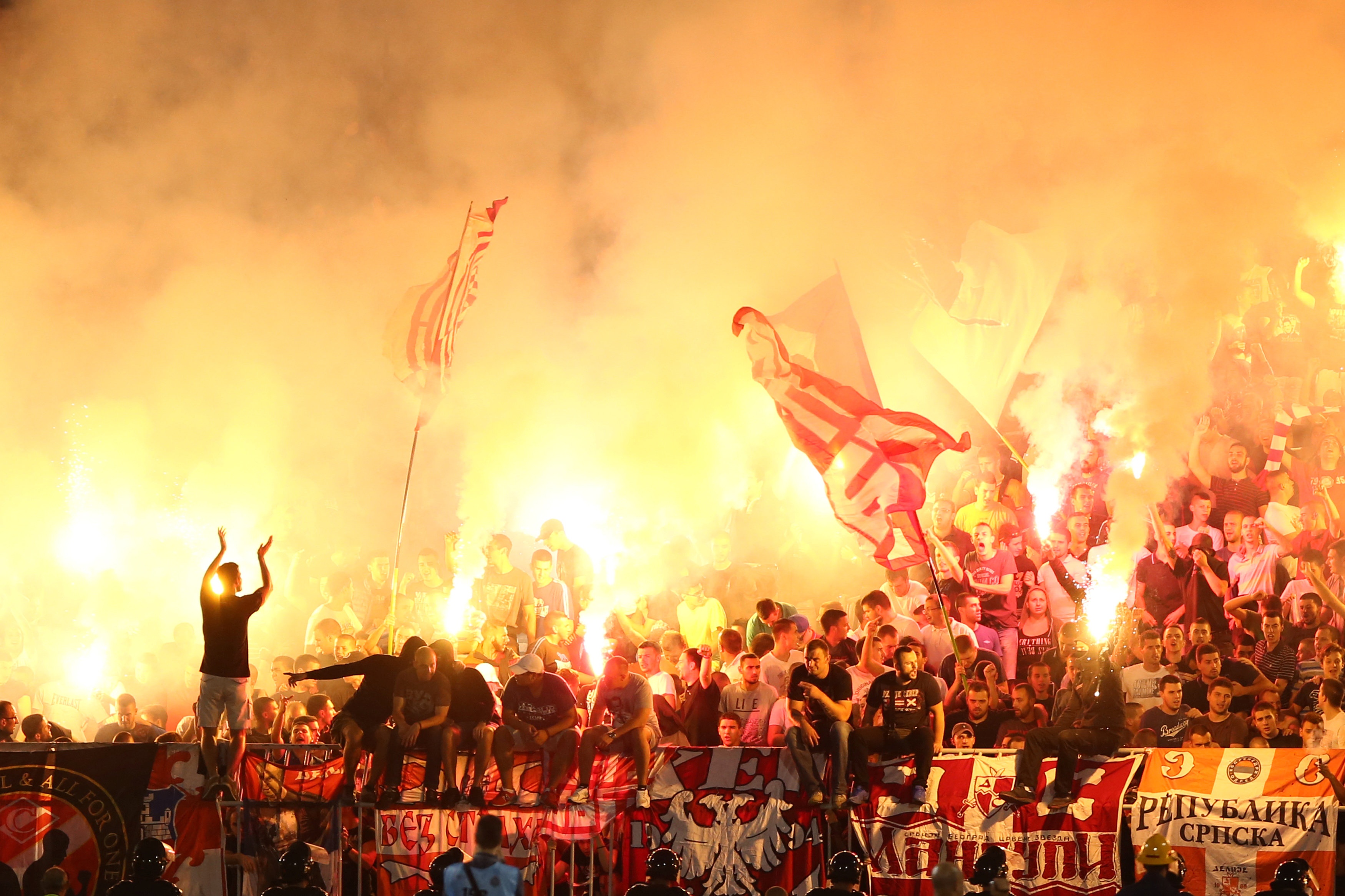 Phao sang, khoi lua ngap khan dai o tran derby Serbia hinh anh