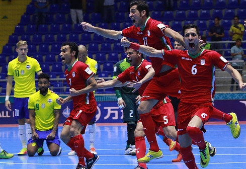 Falcao lap hat-trick, Brazil van thua soc Iran hinh anh