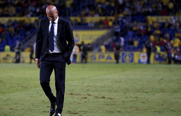 Ronaldo phản ứng khi bị thay ra ảnh 13 Ronaldo phan ung khi bi thay ra anh 13