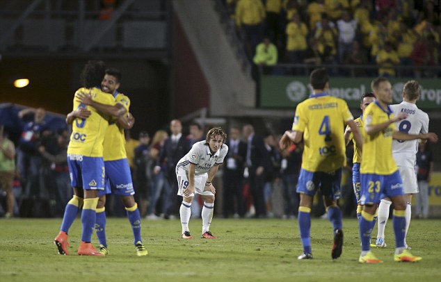 Ronaldo phản ứng khi bị thay ra ảnh 12 Ronaldo phan ung khi bi thay ra anh 12