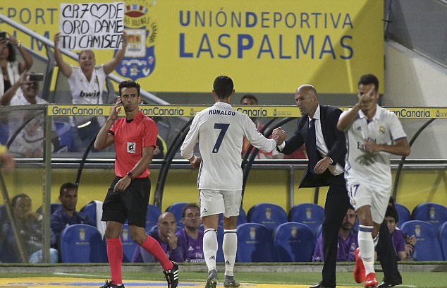 Ronaldo phản ứng khi bị thay ra ảnh 6 Ronaldo phan ung khi bi thay ra anh 6