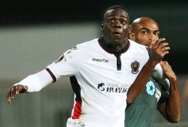 Balotelli ghi ban dep mat, doi nha van thua dam 2-5 hinh anh