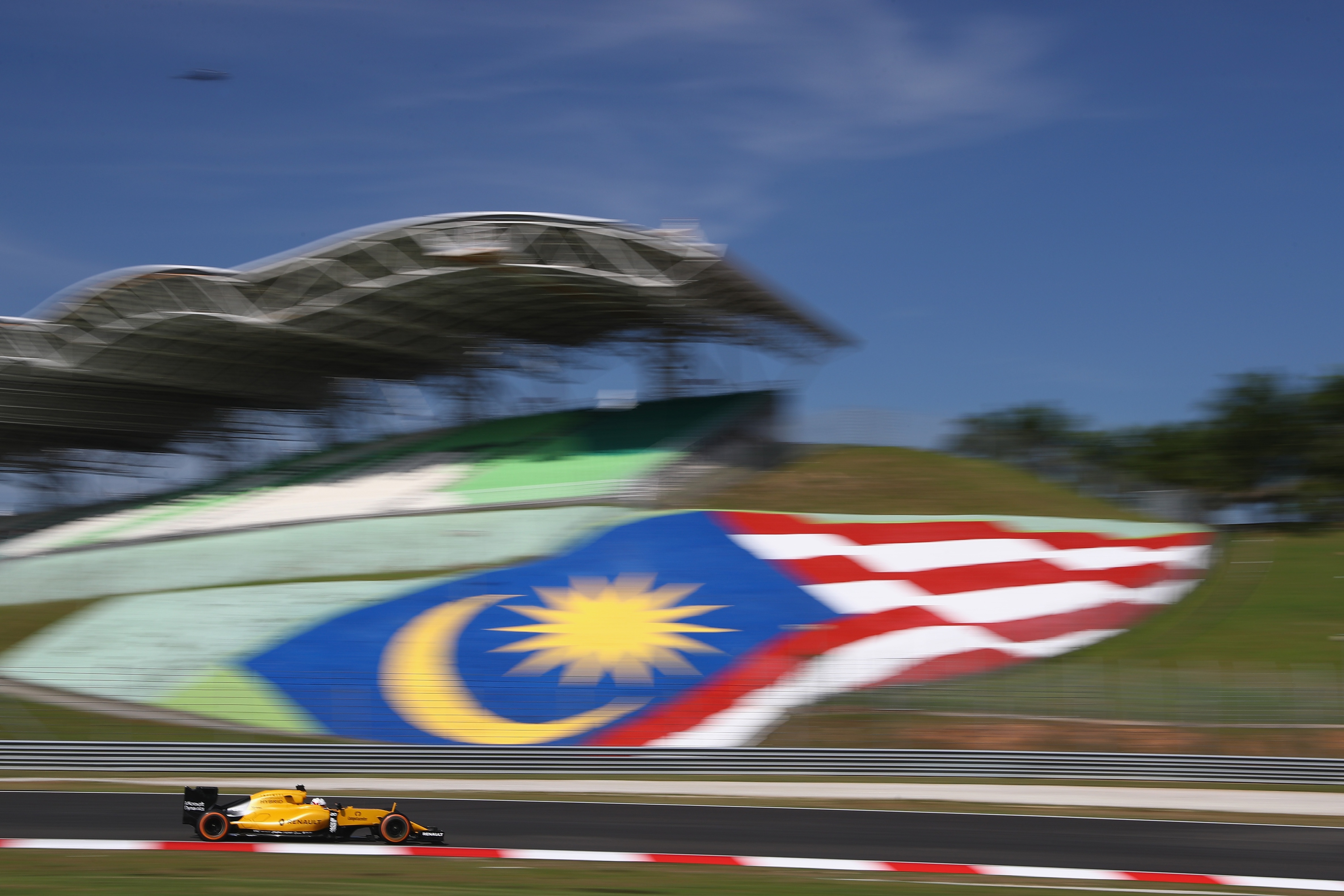 Tay dua F1 kip thoat than anh 1