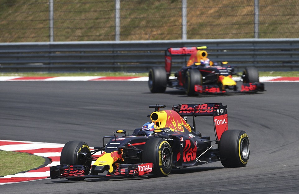 Hamilton bỏ cuộc tại Malaysian GP ảnh 11 Hamilton bo cuoc tai Malaysian GP anh 11