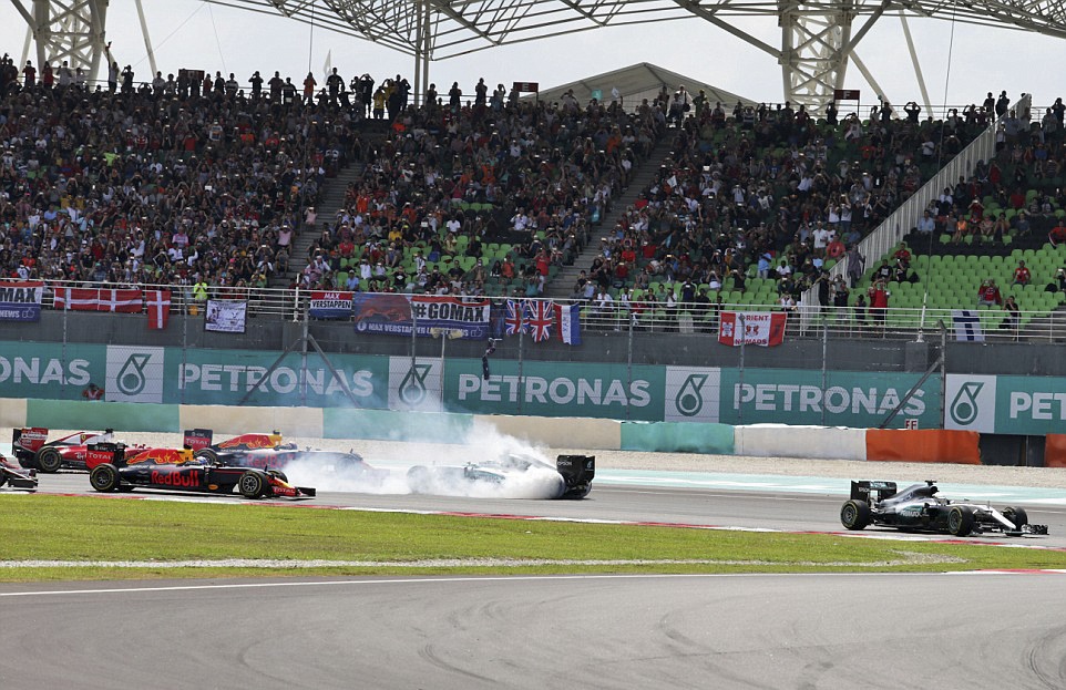 Hamilton bỏ cuộc tại Malaysian GP ảnh 10 Hamilton bo cuoc tai Malaysian GP anh 10