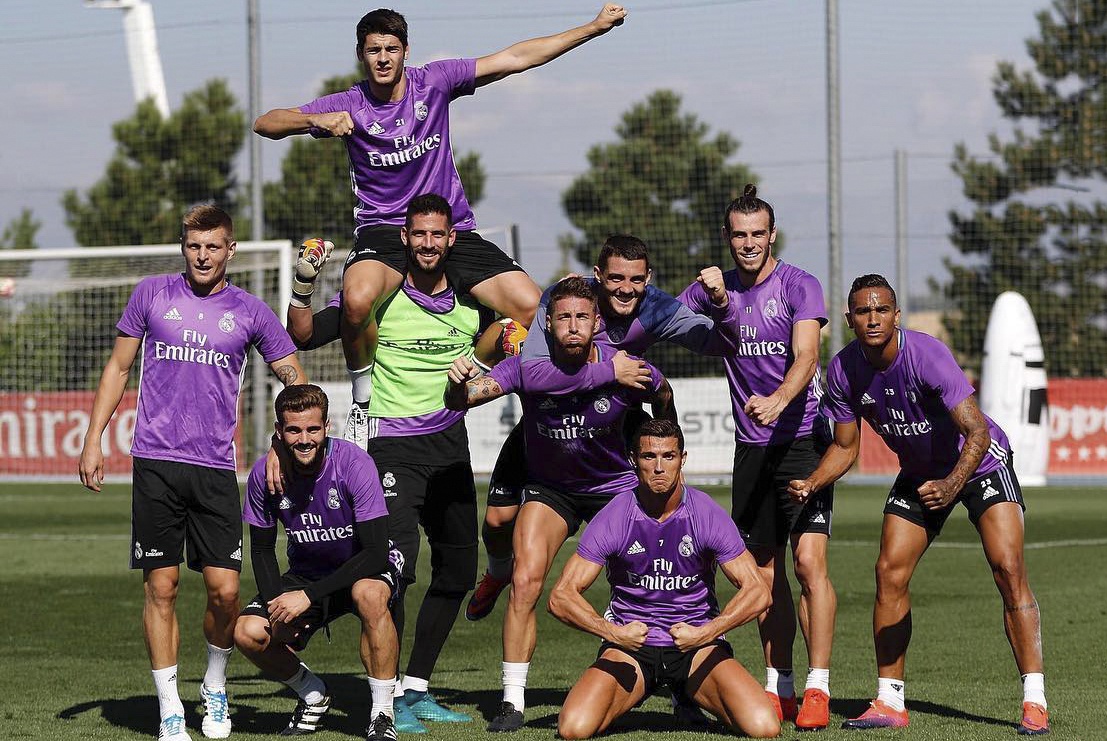 Ronaldo va dong doi gong minh chup anh hai huoc hinh anh