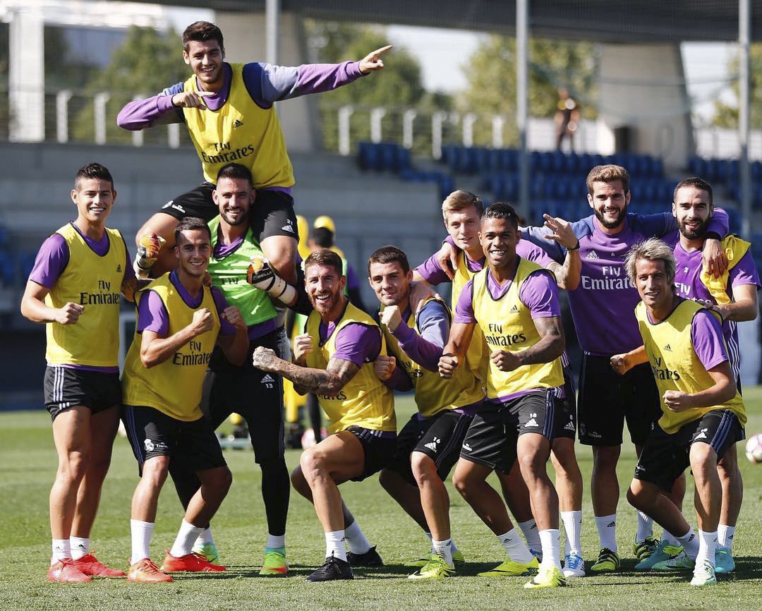 Ronaldo va dong doi gong minh chup anh anh 1