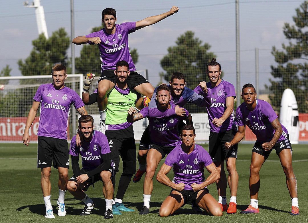 Ronaldo va dong doi gong minh chup anh anh 2