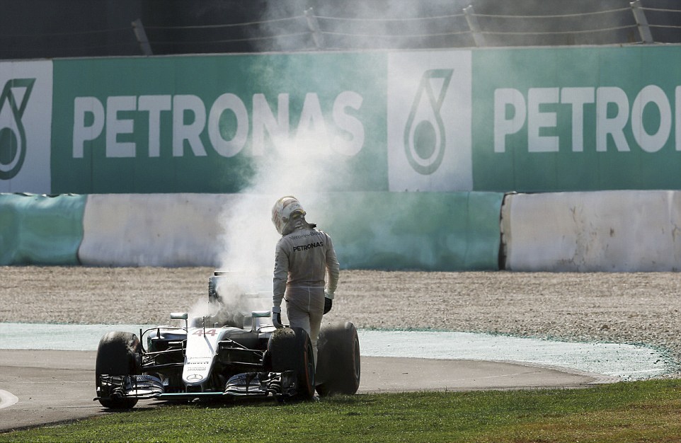 Hamilton bỏ cuộc tại Malaysian GP ảnh 5 Hamilton bo cuoc tai Malaysian GP anh 5