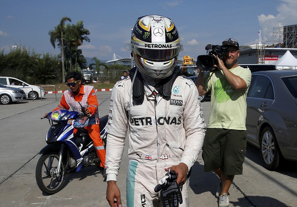 Hamilton bỏ cuộc tại Malaysian GP ảnh 6 Hamilton bo cuoc tai Malaysian GP anh 6
