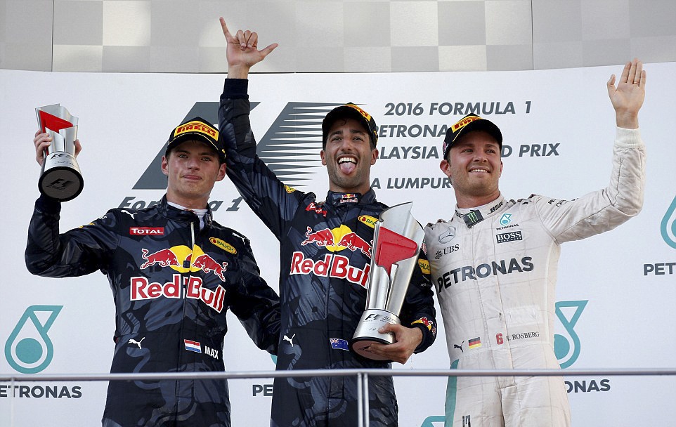 Hamilton bỏ cuộc tại Malaysian GP ảnh 7 Hamilton bo cuoc tai Malaysian GP anh 7