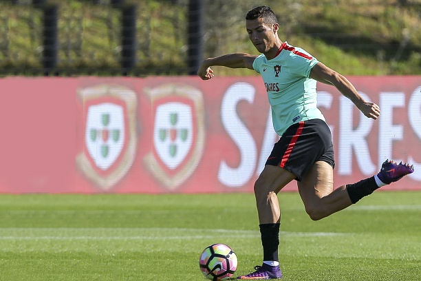 Ronaldo ghi ban tu cu rabona hinh anh