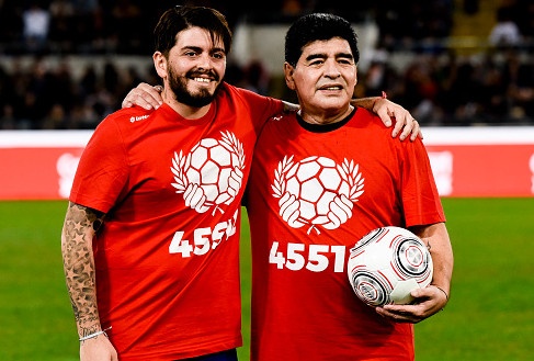 Maradona va con trai tranh tai o tran dau tu thien hinh anh