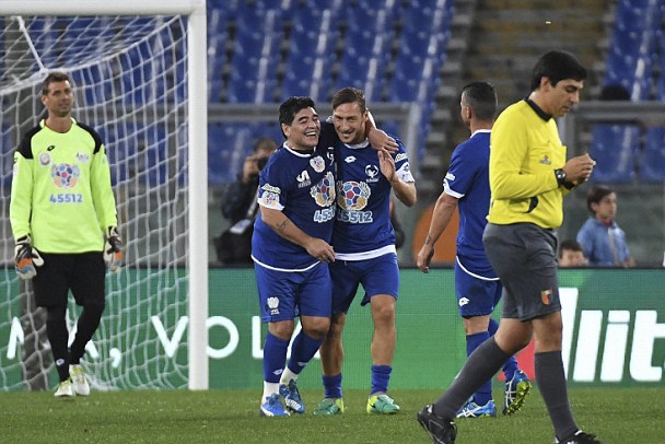 Maradona va con trai anh 7