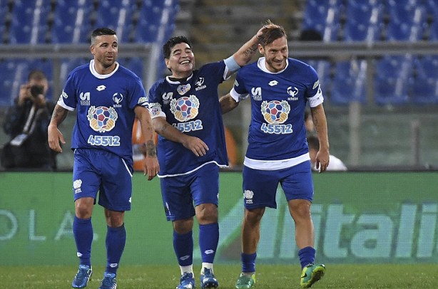 Maradona va con trai anh 3