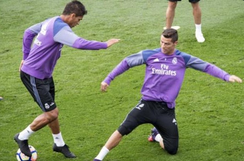 Ronaldo noi gian sau khi bi xo hang hinh anh