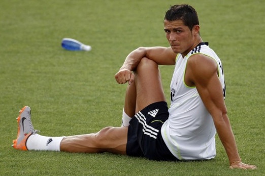 Ronaldo noi gian sau khi bi dong doi xo hang hinh anh