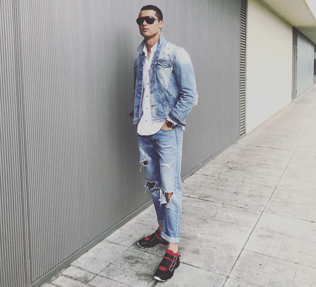 Ronaldo tao dang treu choc dong doi cu anh 4