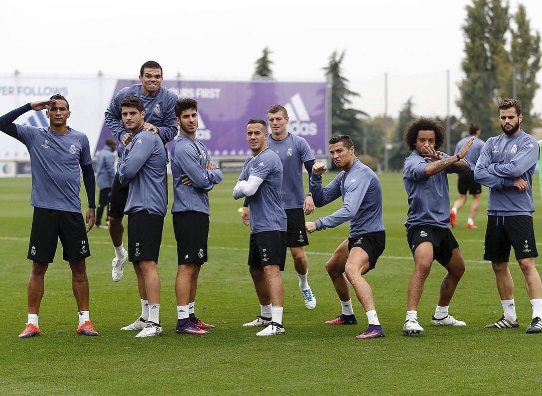 Ronaldo tao dang treu choc dong doi cu anh 9