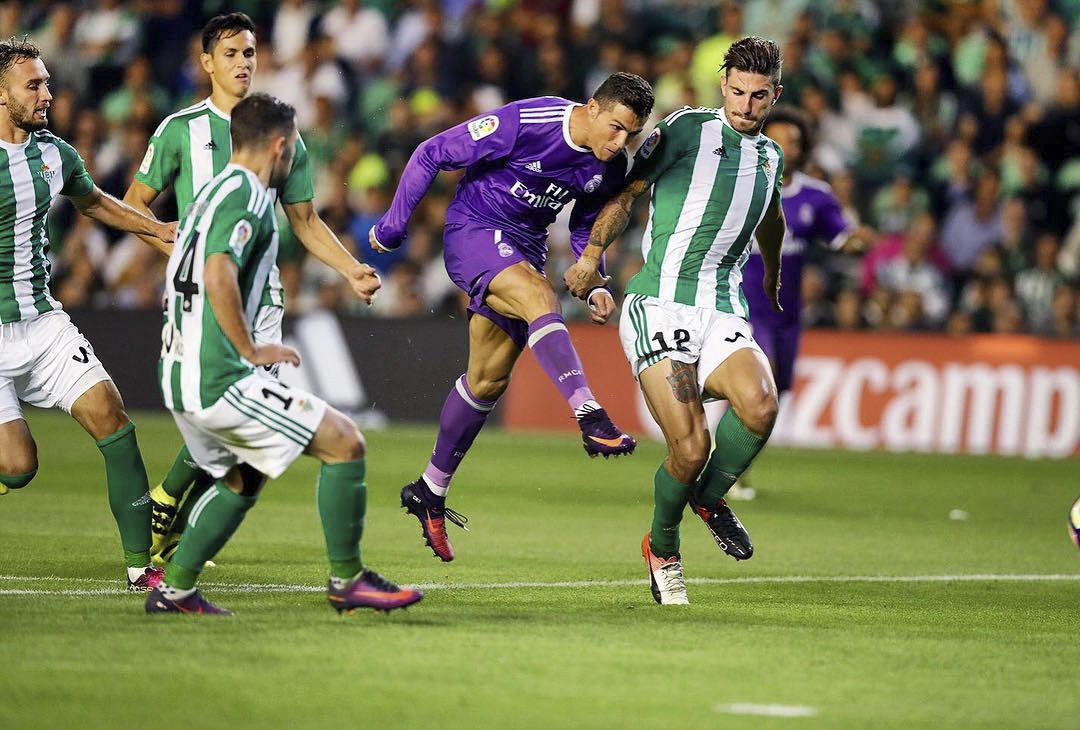 Ronaldo tao dang treu choc dong doi cu anh 2