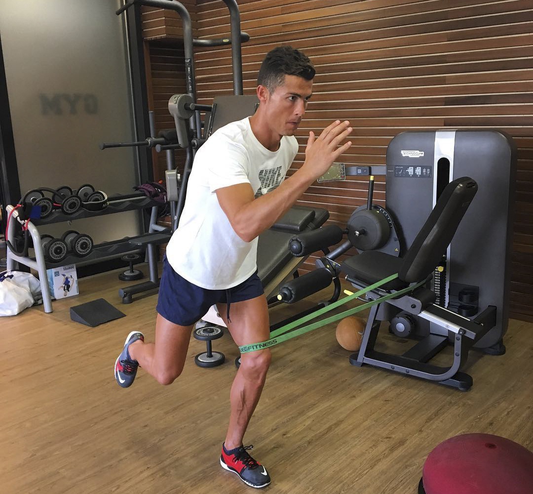 Ronaldo tao dang treu choc dong doi cu anh 3