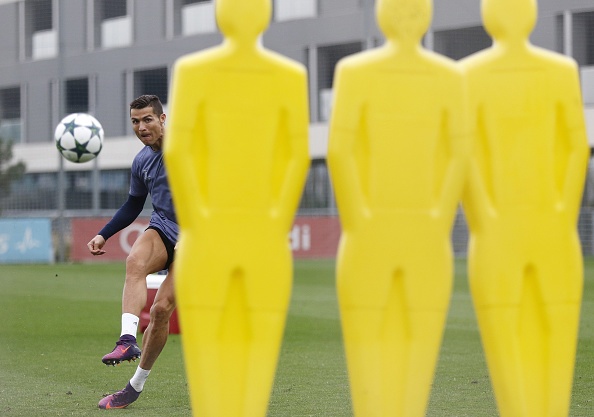 Ronaldo tao dang treu choc dong doi cu anh 7