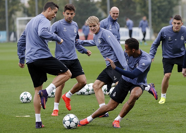 Ronaldo tao dang treu choc dong doi cu anh 5