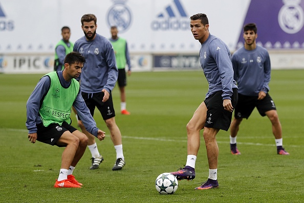 Ronaldo tao dang treu choc dong doi cu anh 8