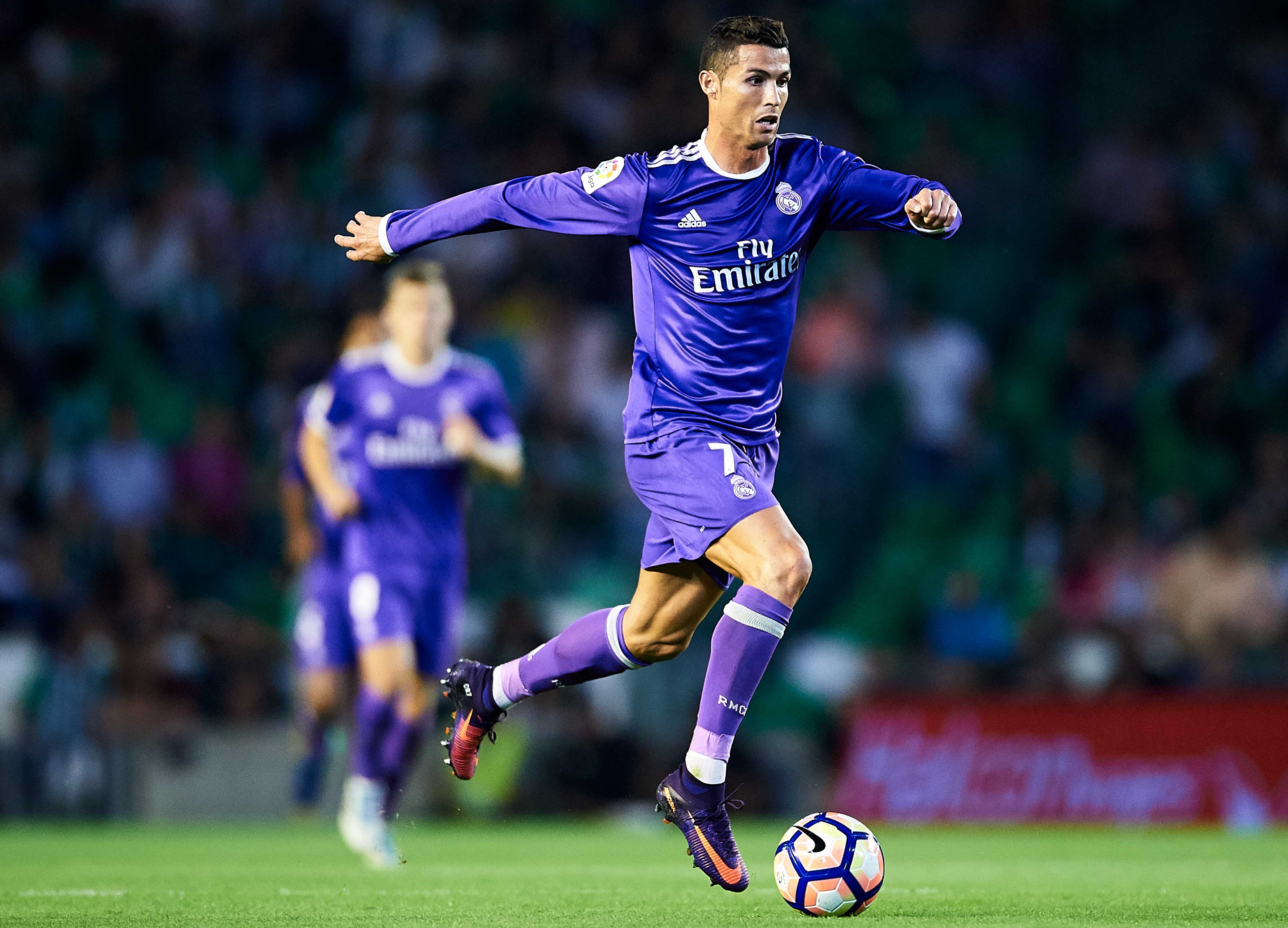 Ronaldo tao dang treu choc dong doi cu anh 1