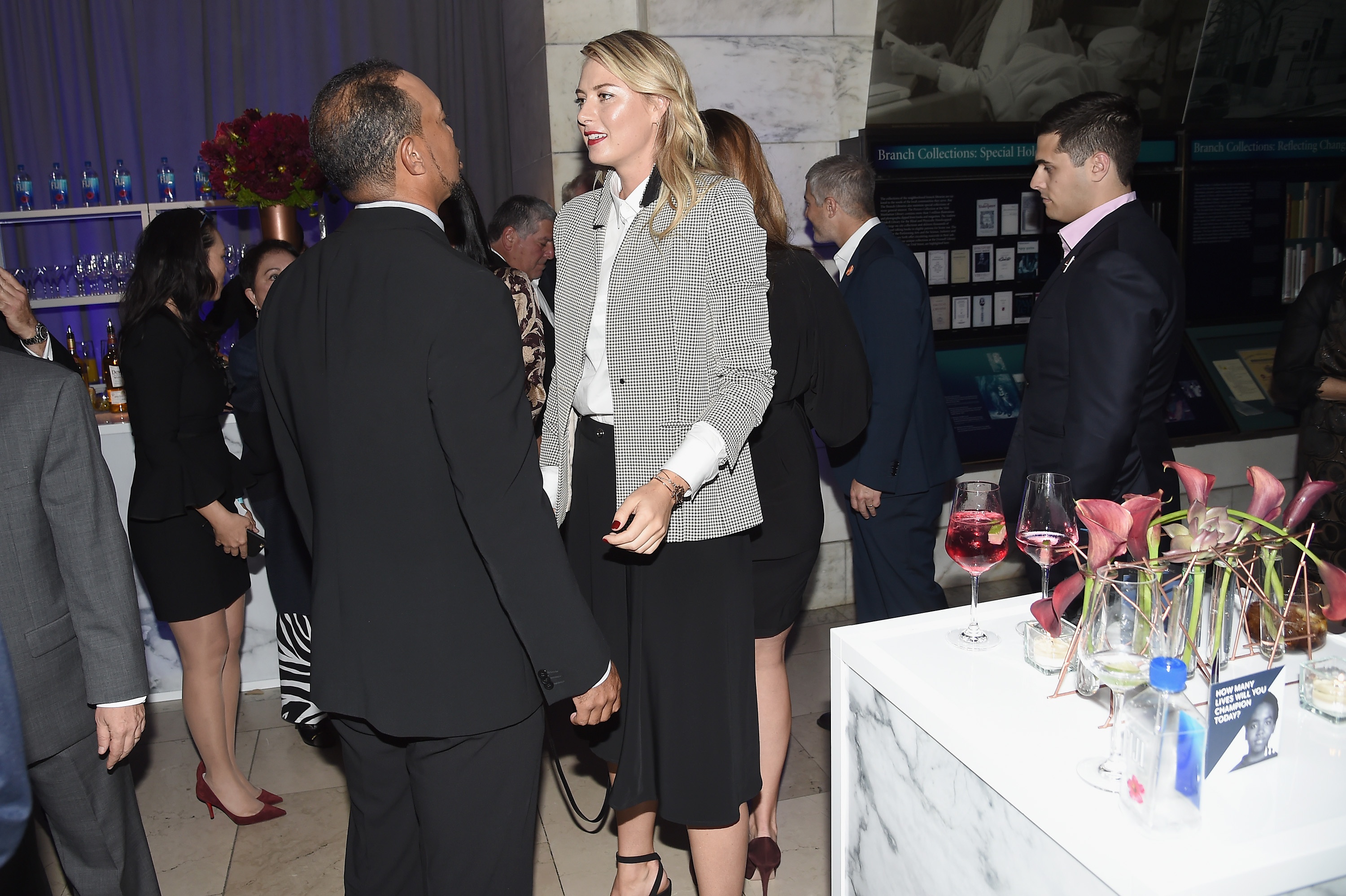 Sharapova sánh vai Tiger Woods ảnh 1 Sharapova sanh vai Tiger Woods anh 1