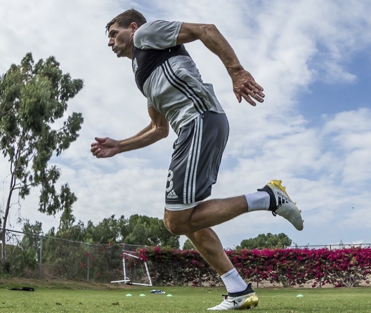 Messi du ngoan Disneyland anh 8
