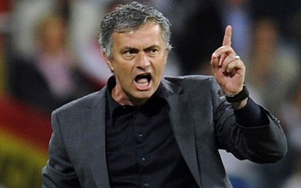 Mourinho doi mat voi an phat vi va mieng hinh anh