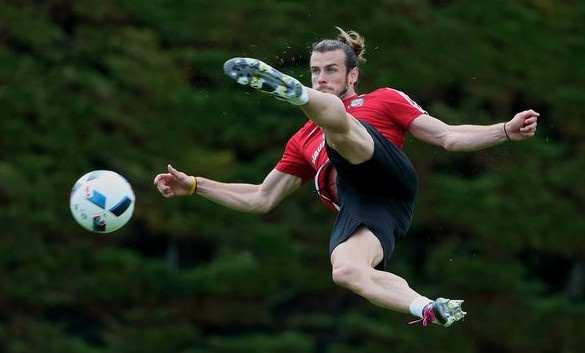 Bale bat volley dang cap, tro tai tang bong nghe thuat hinh anh