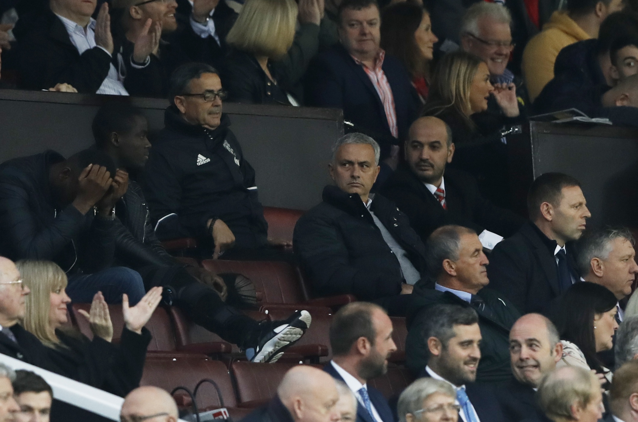 Mourinho ngan cam hoc tro anh 4