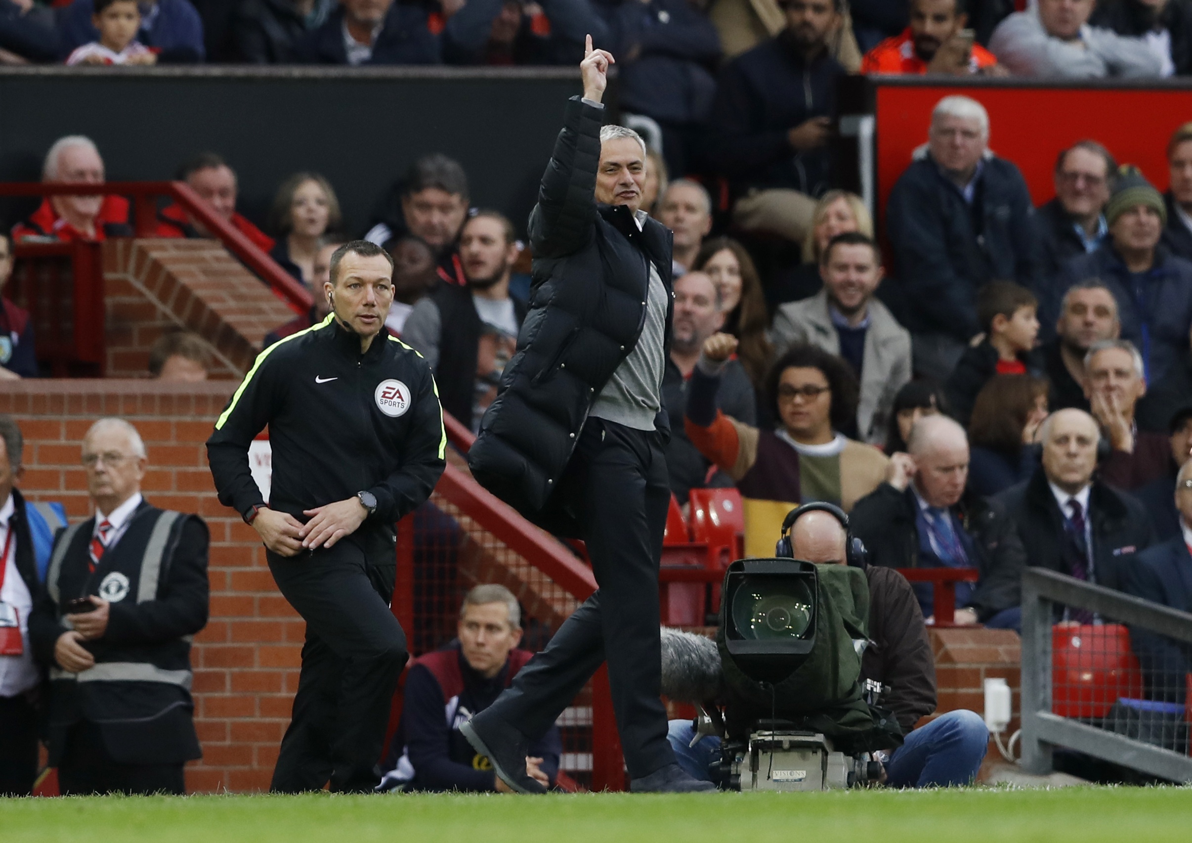 Mourinho ngan cam hoc tro anh 7