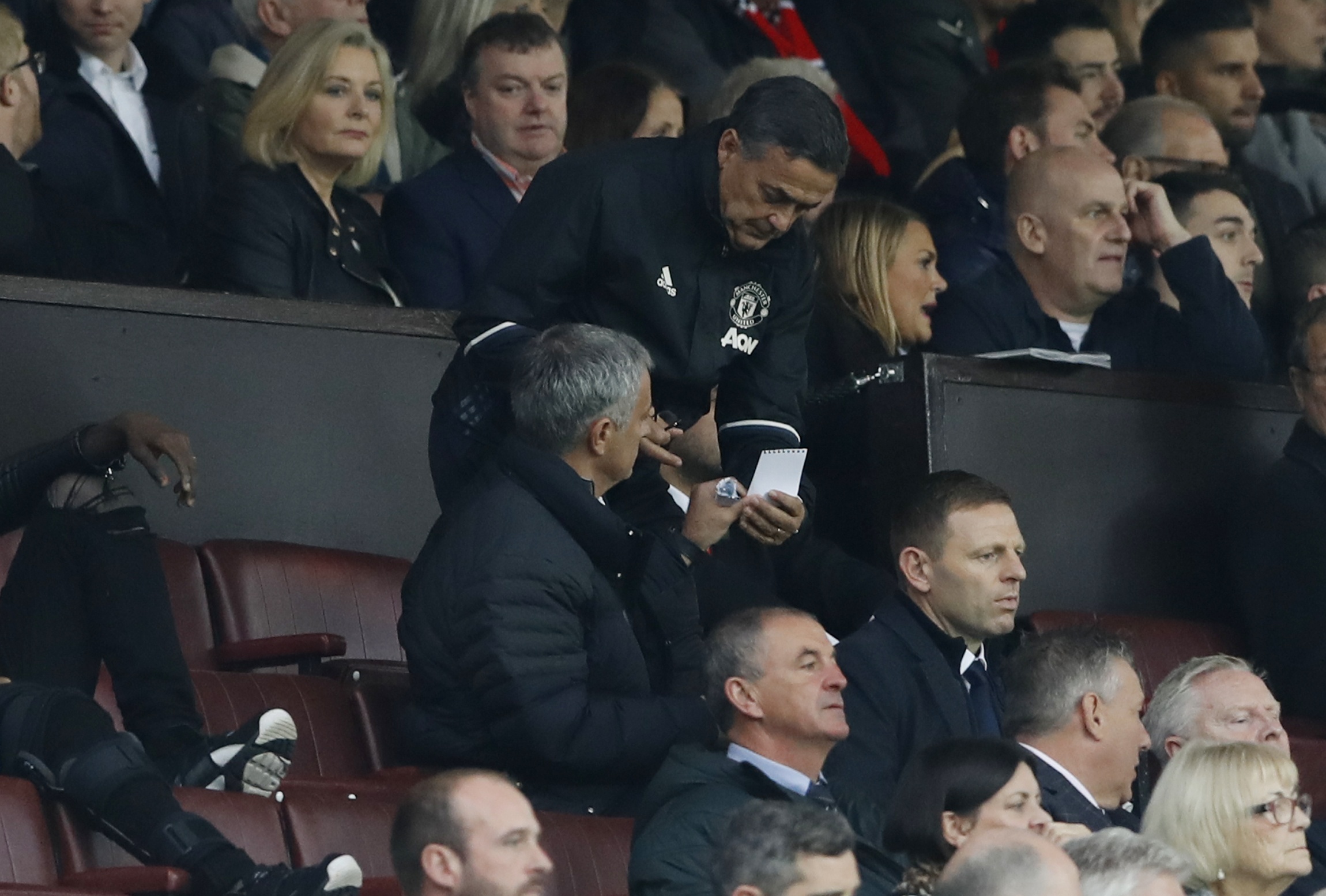 Mourinho ngan cam hoc tro anh 5