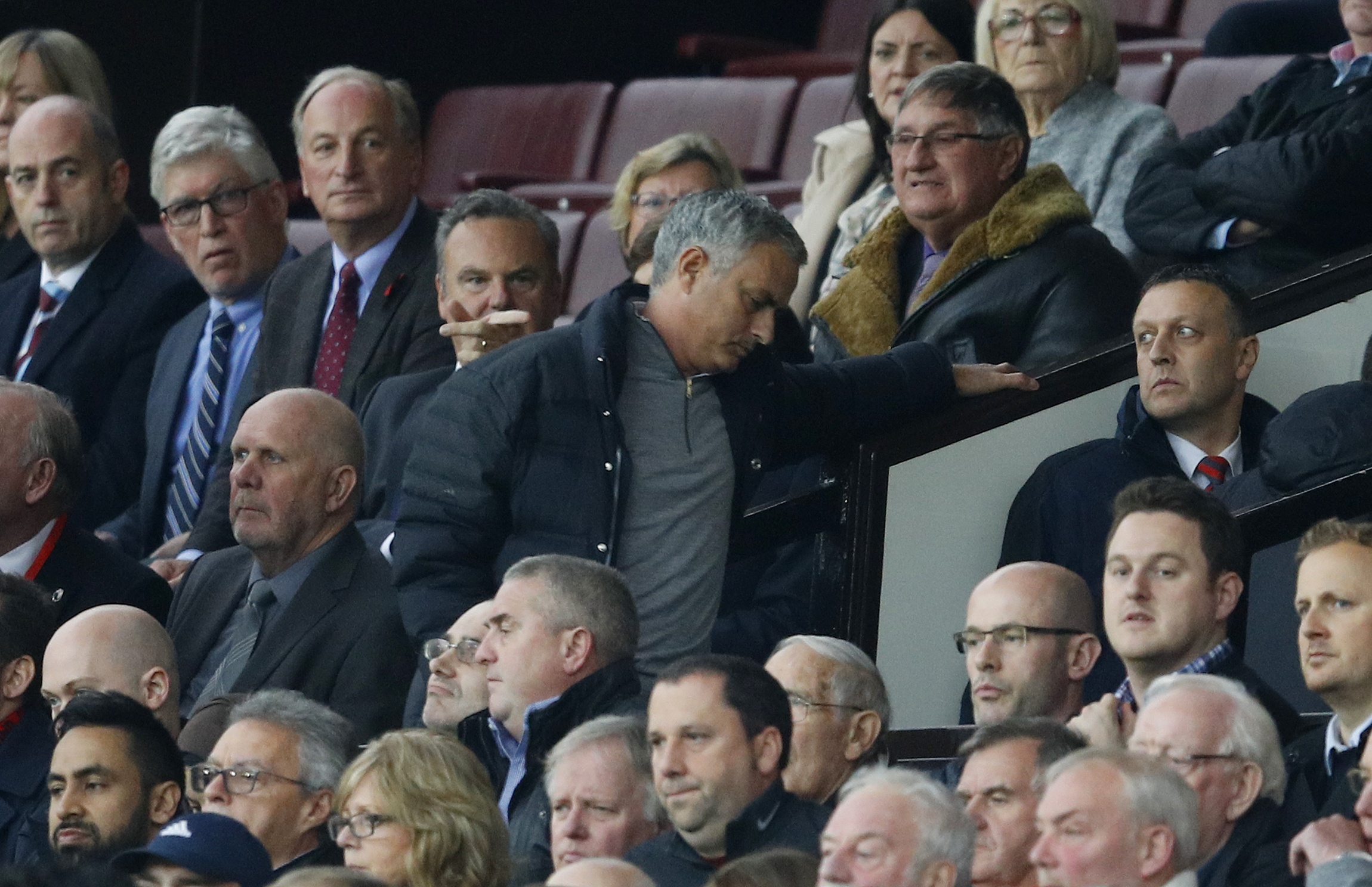 Mourinho ngan cam hoc tro anh 8