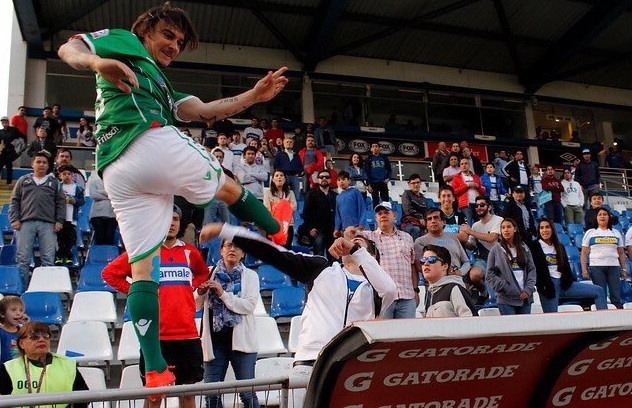 Tien dao doi mat an 2 nam tu vi danh fan nhu Cantona hinh anh