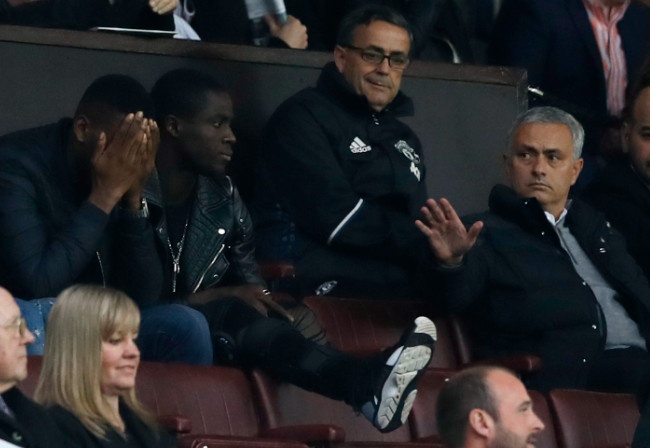 Mourinho ngan cam hoc tro chup anh hinh anh