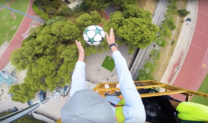 Suarez khống chế gọn trái bóng ảnh 3 Suarez khong che gon trai bong anh 3