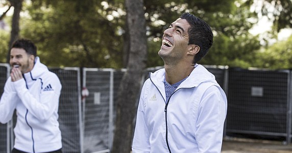 Suarez khống chế gọn trái bóng ảnh 4 Suarez khong che gon trai bong anh 4