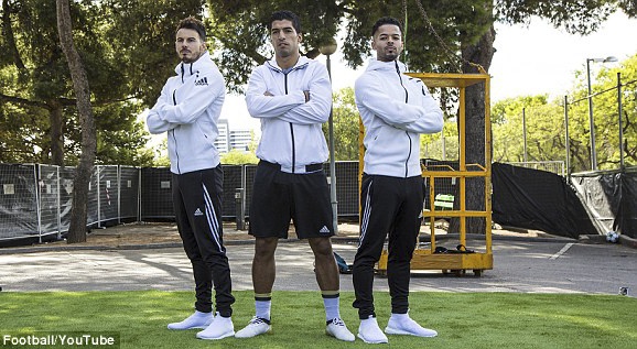 Suarez khống chế gọn trái bóng ảnh 2 Suarez khong che gon trai bong anh 2