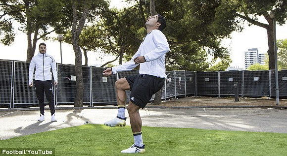 Suarez khống chế gọn trái bóng ảnh 5 Suarez khong che gon trai bong anh 5