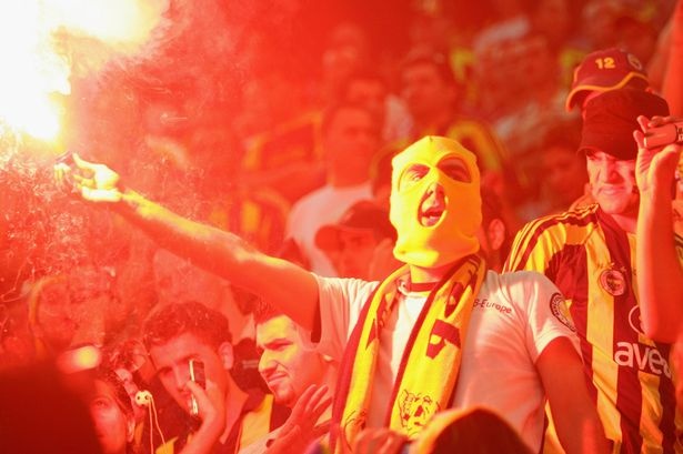 MU hanh quan toi Tho Nhi Ky trong noi lo bao luc hinh anh