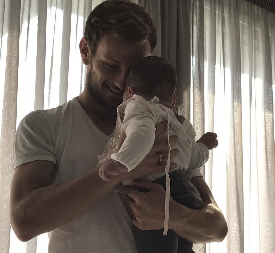 sao bong da quay quan ben gia dinh anh 5