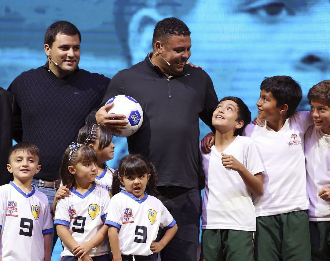 sao bong da quay quan ben gia dinh anh 9