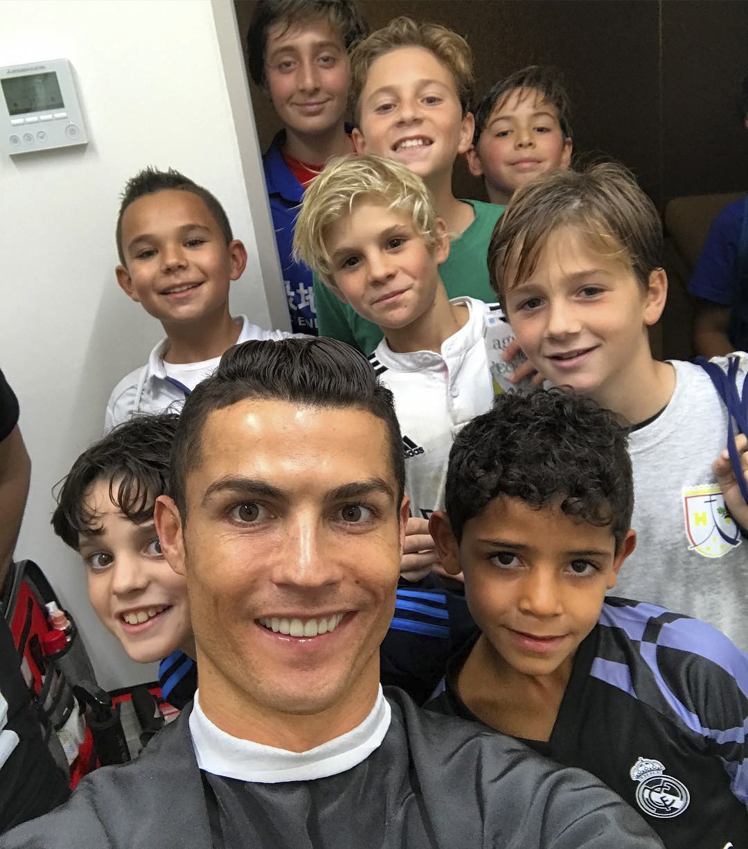 sao bong da quay quan ben gia dinh anh 1