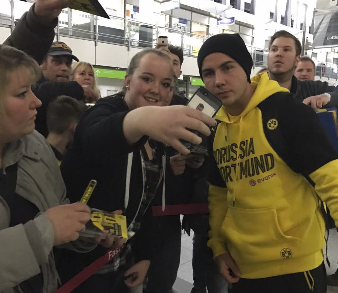 sao bong da quay quan ben gia dinh anh 8